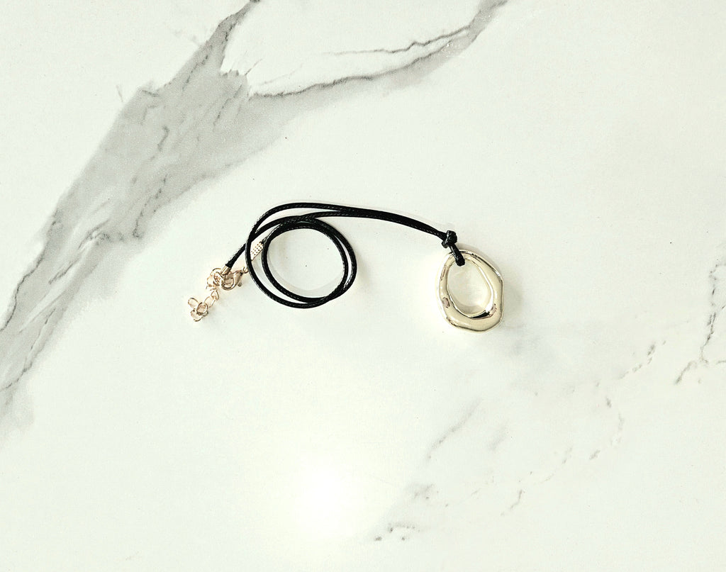 GOLD HOLLOW OUT PENDANT
